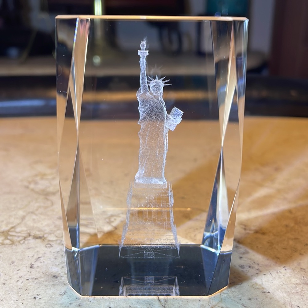 Crystal statue of liberty paperweight